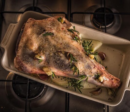 Вкусная рулька свиная в духовке: секреты приготовления