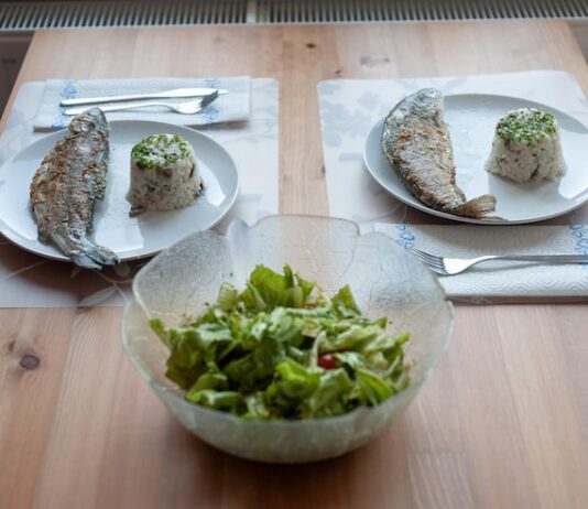 Рыбный салат с огурцом