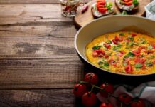 Омлет с помидорами на сковороде