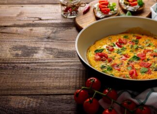 Омлет с помидорами на сковороде