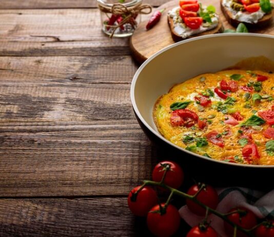 Омлет с помидорами на сковороде