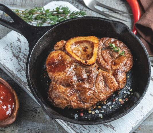 Тушеная свинина с луком на сковороде