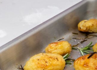 Запеченная в духовке молодая картошка в кожуре