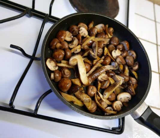 Грибы с мясом в духовке: рецепт