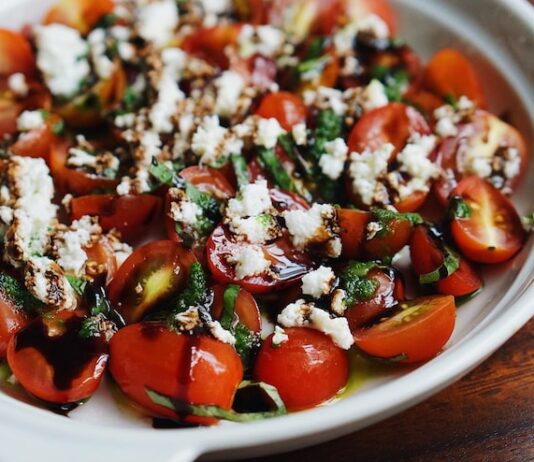 Теплый салат из баклажанов с помидорами