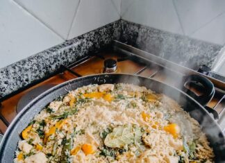 Плов с курицей в утятнице на плите