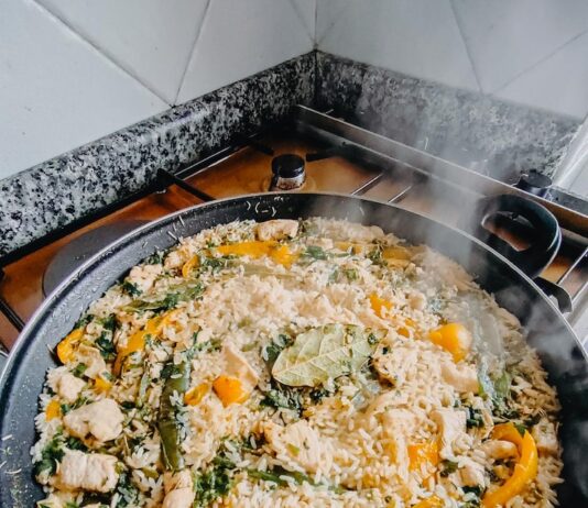 Плов с курицей в утятнице на плите