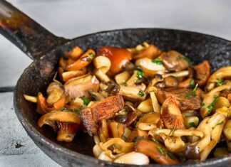 Грибы с картошкой: рецепт на сковороде