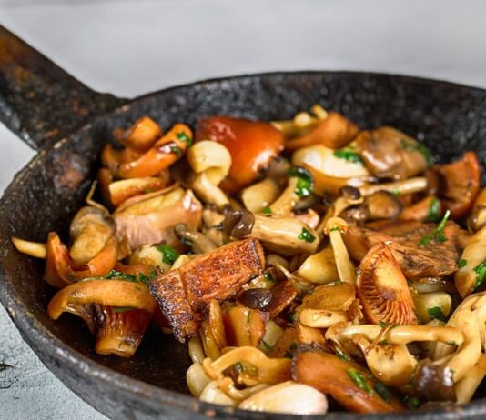 Грибы с картошкой: рецепт на сковороде