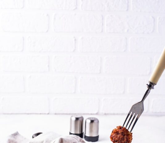 Фрикадельки в сметане на сковороде