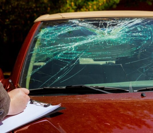 Разбитое стекло в машине: толкование сна