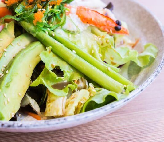 Салат с крабовыми палочками и сельдереем