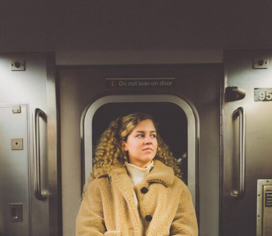 Сон застрять в лифте: толкование и значение