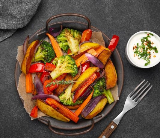 Картофель с овощами запеченный в духовке