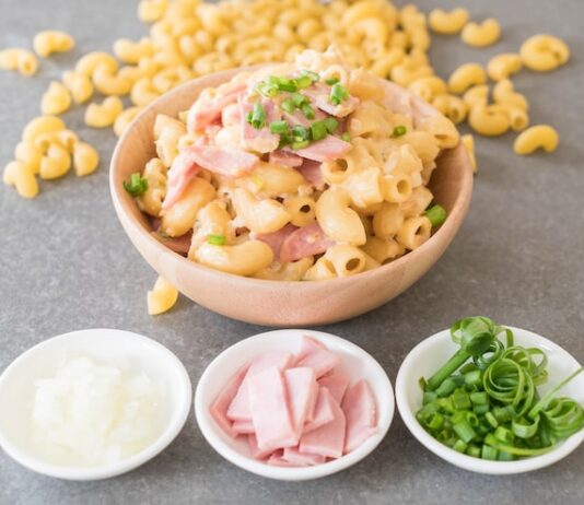 Бекон с макаронами и сливками и сыром