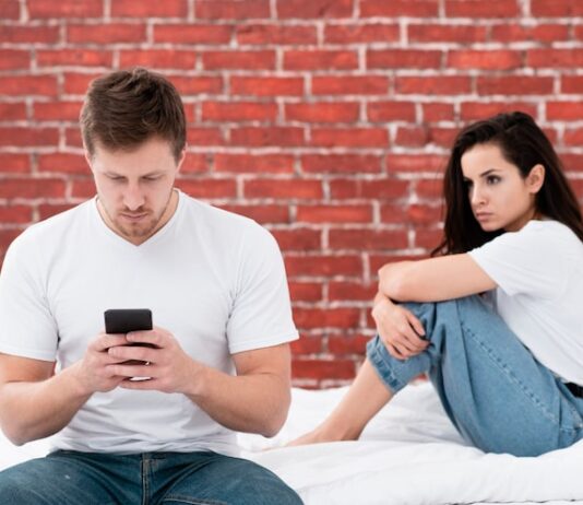 Флирт в переписке: как действовать парню