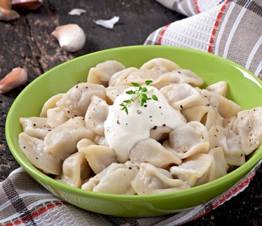 Пельмени со сметанным соусом на сковороде