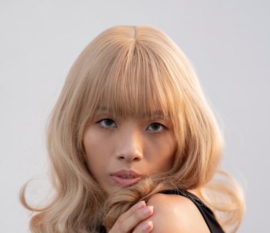 Укладка локонов с челкой на средние волосы