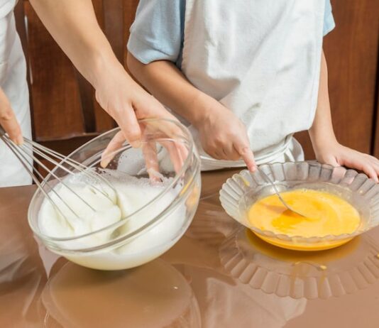 Прокисшее молоко: как приготовить оладьи