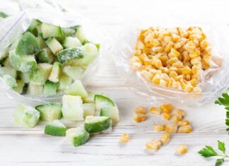 Малосольные огурцы: быстрый рецепт хрустящих огурцов в пакете