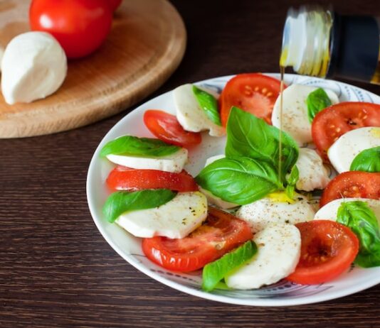 Помидоры с чесноком и сыром: простой и вкусный салат