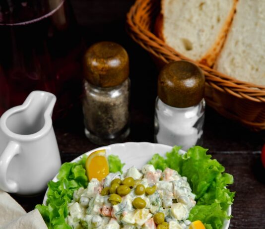 Салат с кальмарами и яйцом: рецепт с луком