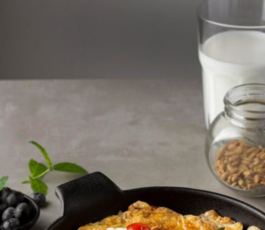 Приготовление омлета с помидорами и сыром