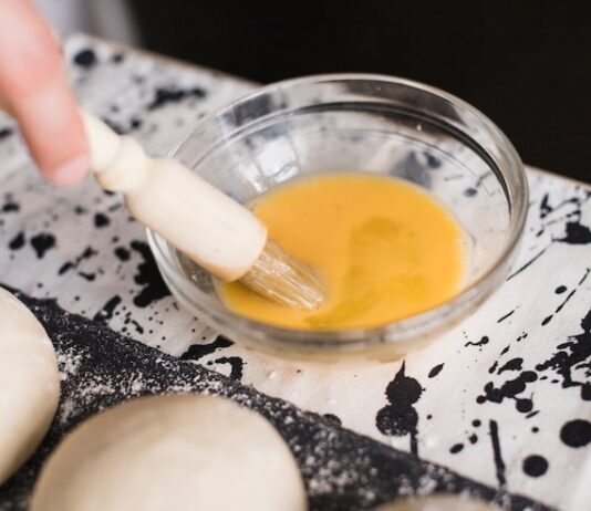 Приготовление клецок для супа из муки и яиц