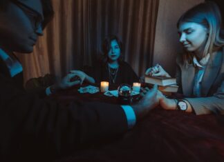 Значение 10 мечей в Таро для отношений