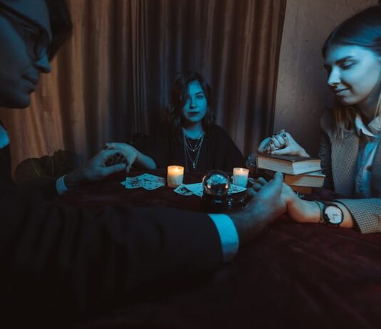 Значение 10 мечей в Таро для отношений