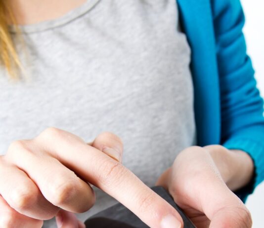 Как устранить трещину на телефоне