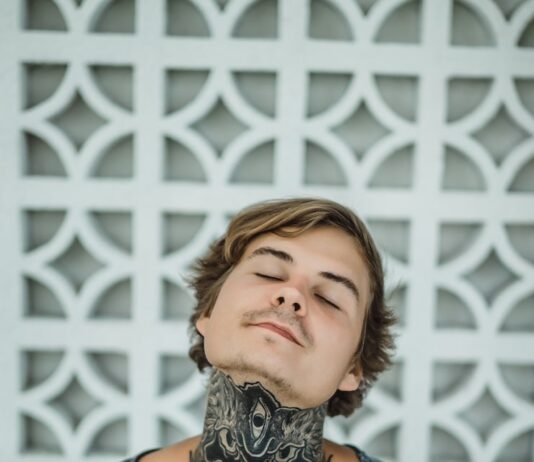 Тату слеза на лице: значение и символ