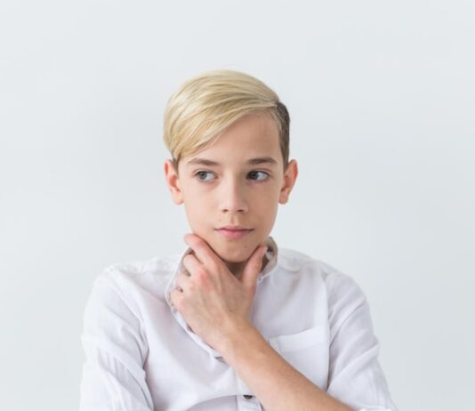 Чешется подбородок в субботу: народные приметы