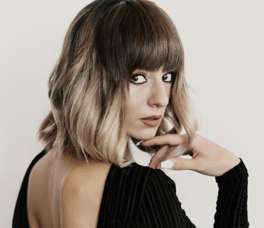 Укладка волос средней длины с челкой