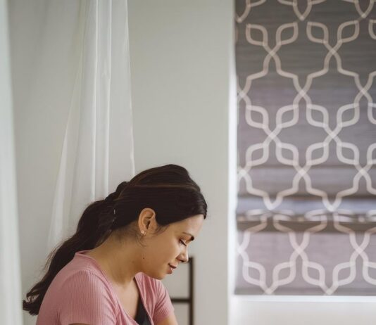 Чешется левая ступня у женщины: причины и решения