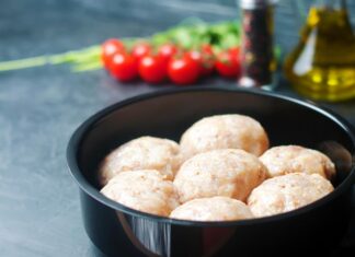 Куриные шарики в сметанном соусе на сковороде