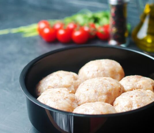 Куриные шарики в сметанном соусе на сковороде