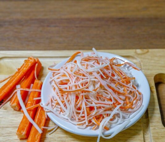 Салат из крабовых палочек: простой рецепт