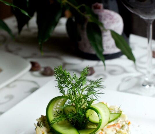 Классический салат Оливье с курицей