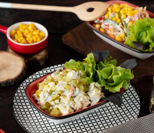 Салат с кукурузой и курицей