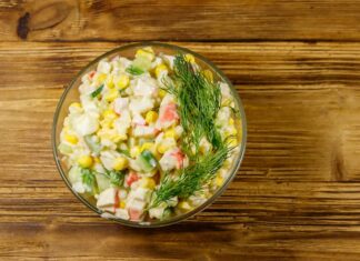 Слоеный салат с крабовыми палочками и кукурузой
