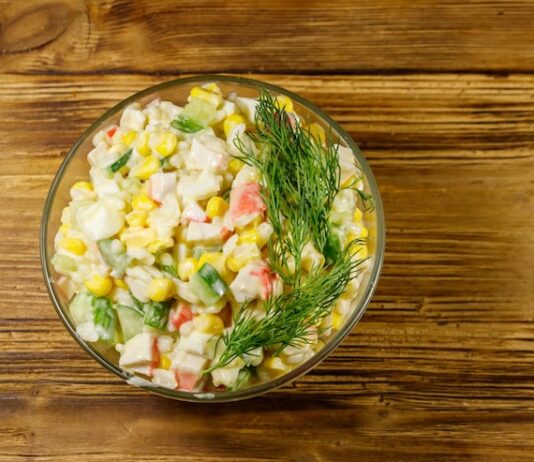 Слоеный салат с крабовыми палочками и кукурузой