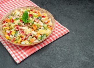 Салат с копченой курицей, фасолью и кукурузой