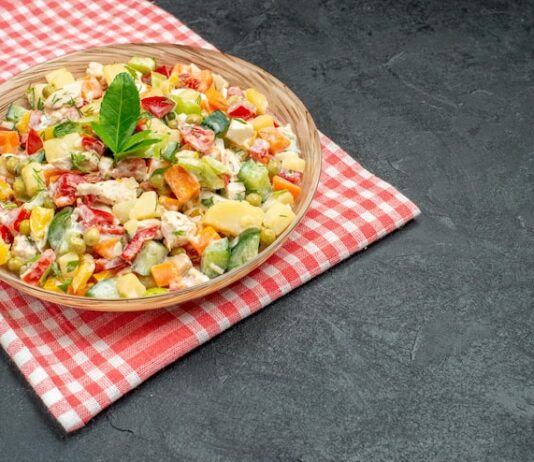 Салат с копченой курицей, фасолью и кукурузой