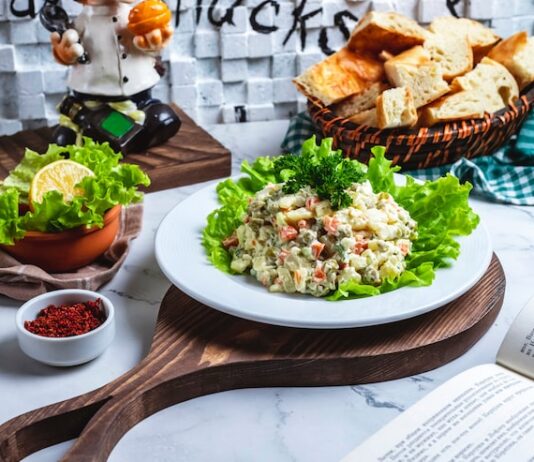 Рисовый салат с яйцом и рыбными консервами