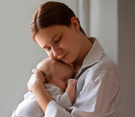 Как безопасно держать младенца во сне