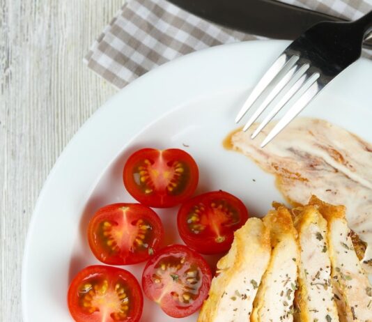Куриное филе с сыром и помидорами