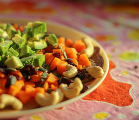 Морковно-фасолевый салат с сухариками