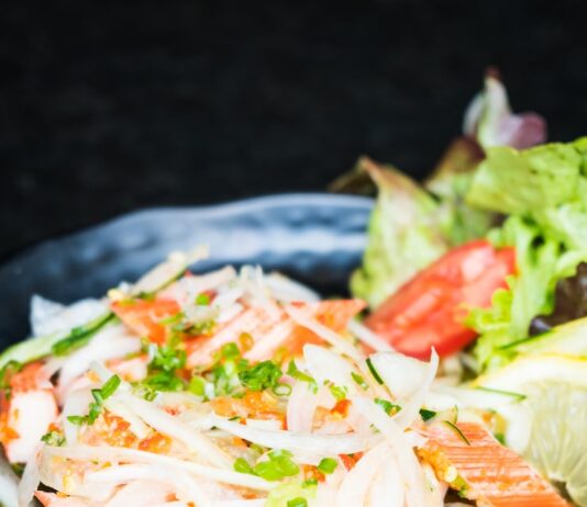 Салат с кальмарами, креветками и крабовыми палочками