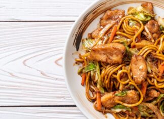 Удон с курицей и овощами: рецепт